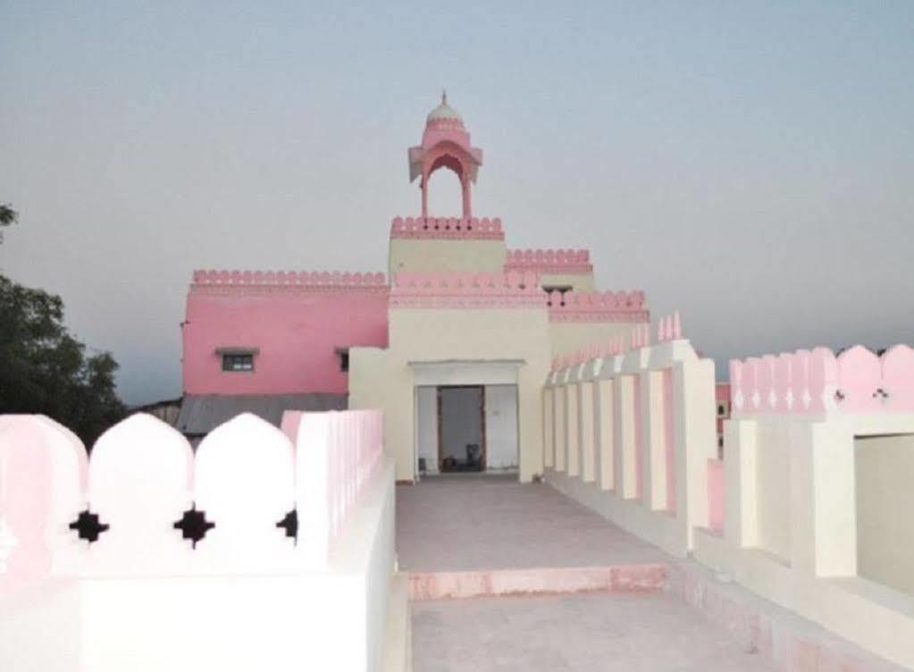 Hotel Suroth Mahal Luhāru Exterior photo